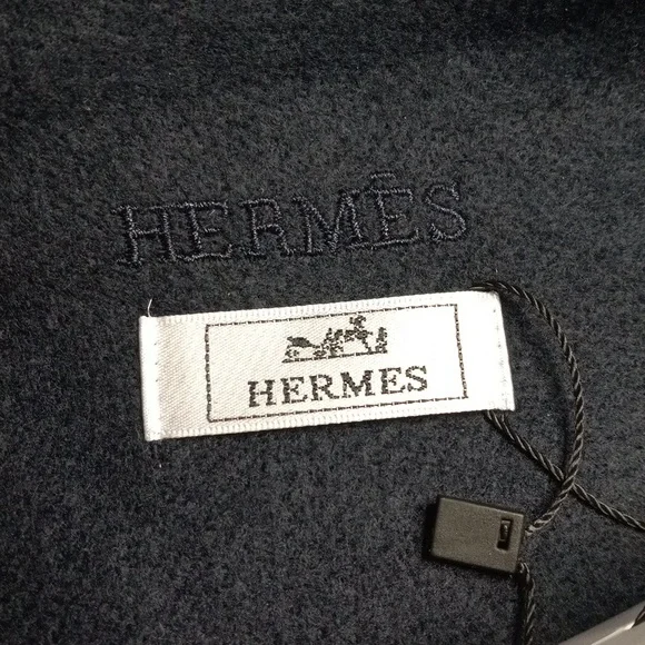 HERMES WOMEN’S NAVY BLUE CASHMERE SCARF - Picture 5 of 5